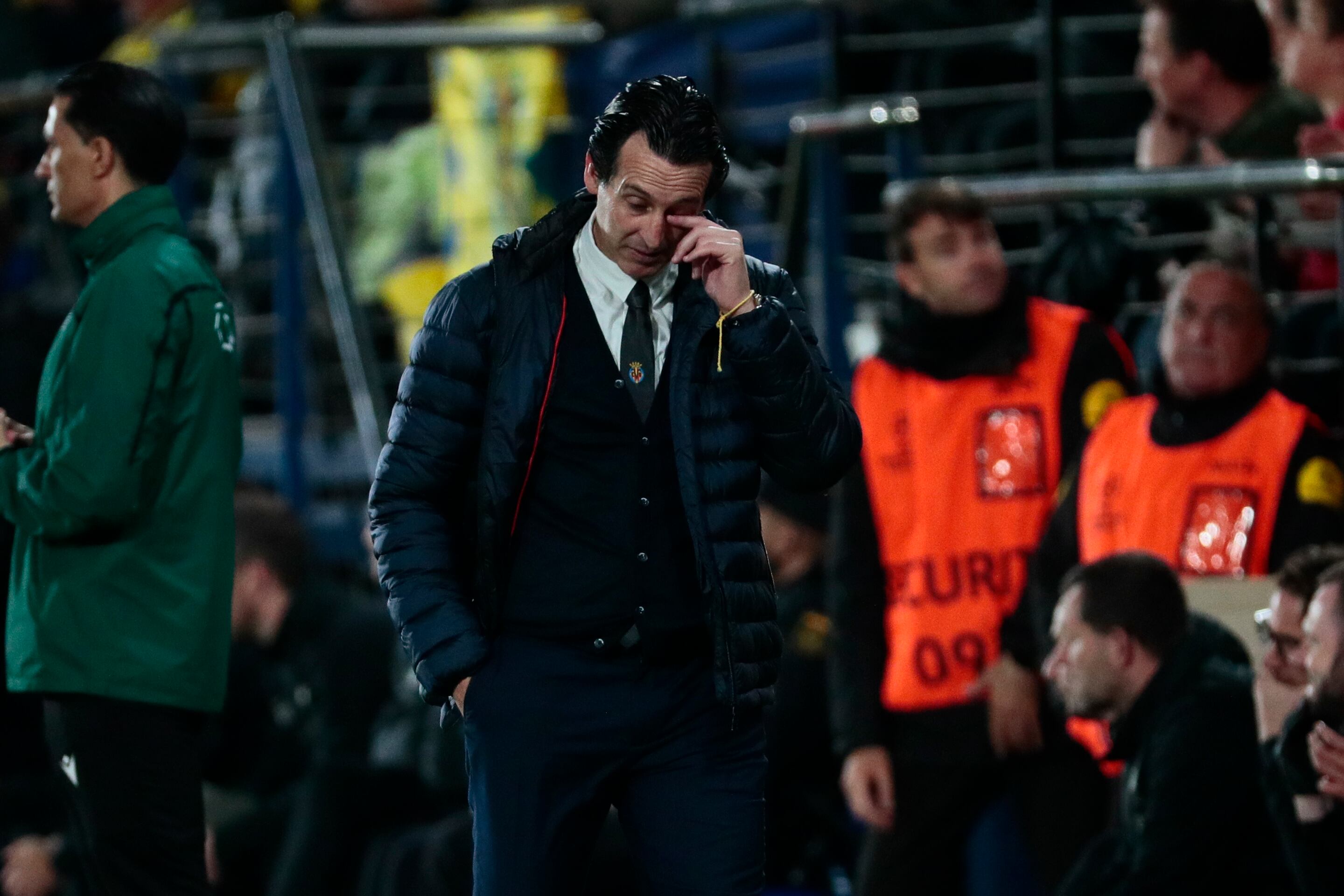 VILLARREAL (CASTELLÓN), 03/05/2022.- El entrenador del Villarreal, Unai Emery, al término del partido de vuelta de las semifinales de la Liga de Campeones ante el Liverpool disputado hoy martes en el estadio de La Cerámica, en Villarreal. EFE/Biel Aliño
