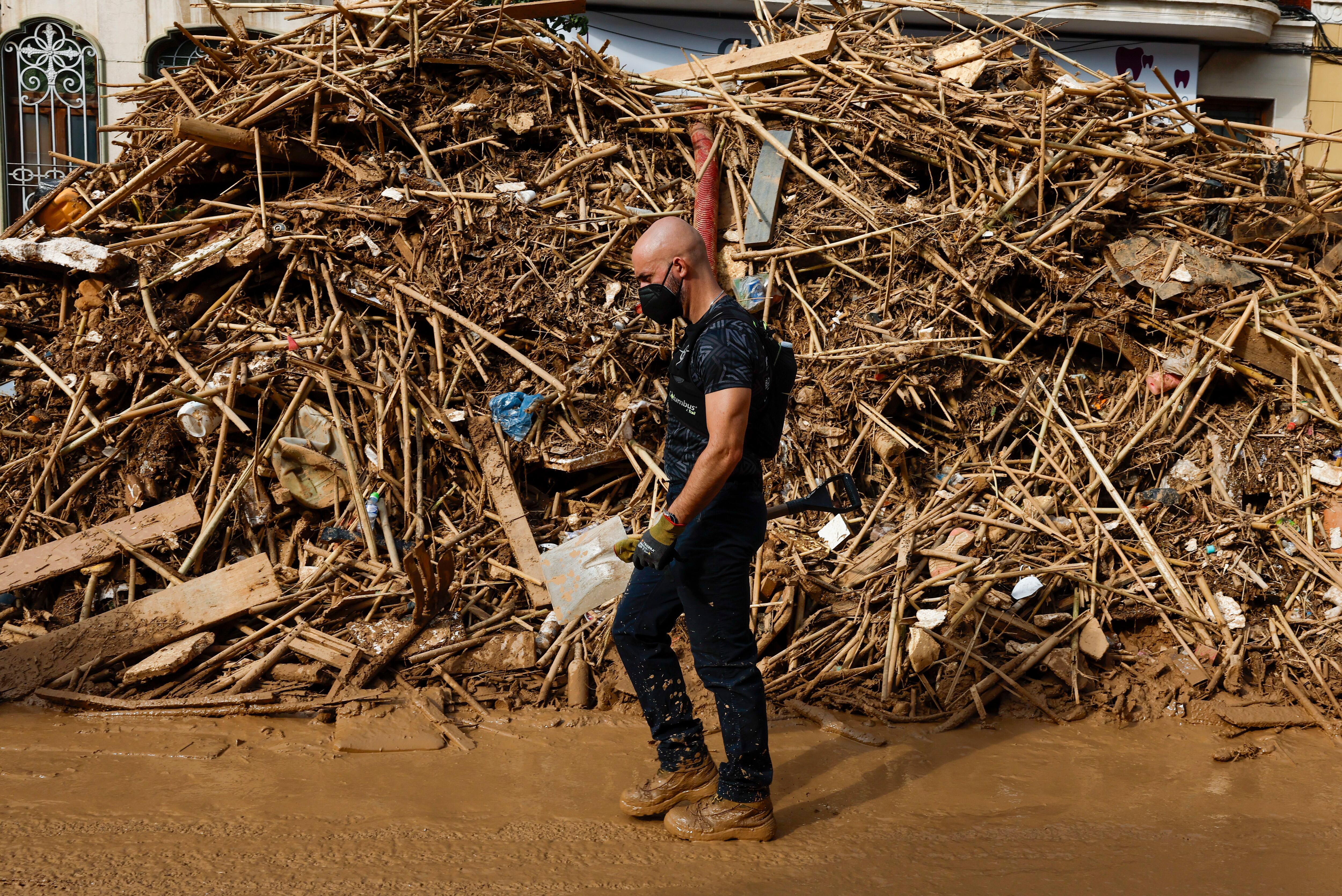 FOTODELDÍA CATARROJA (VALENCIA) 05/11/2024.- Un vecino camina junto a los escombros en Catarroja, Valencia este martes, una de las localidades más afectados por las inundaciones. EFE/ Chema Moya
