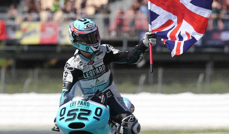 Danny Kent celebra su victoria en Montmeló