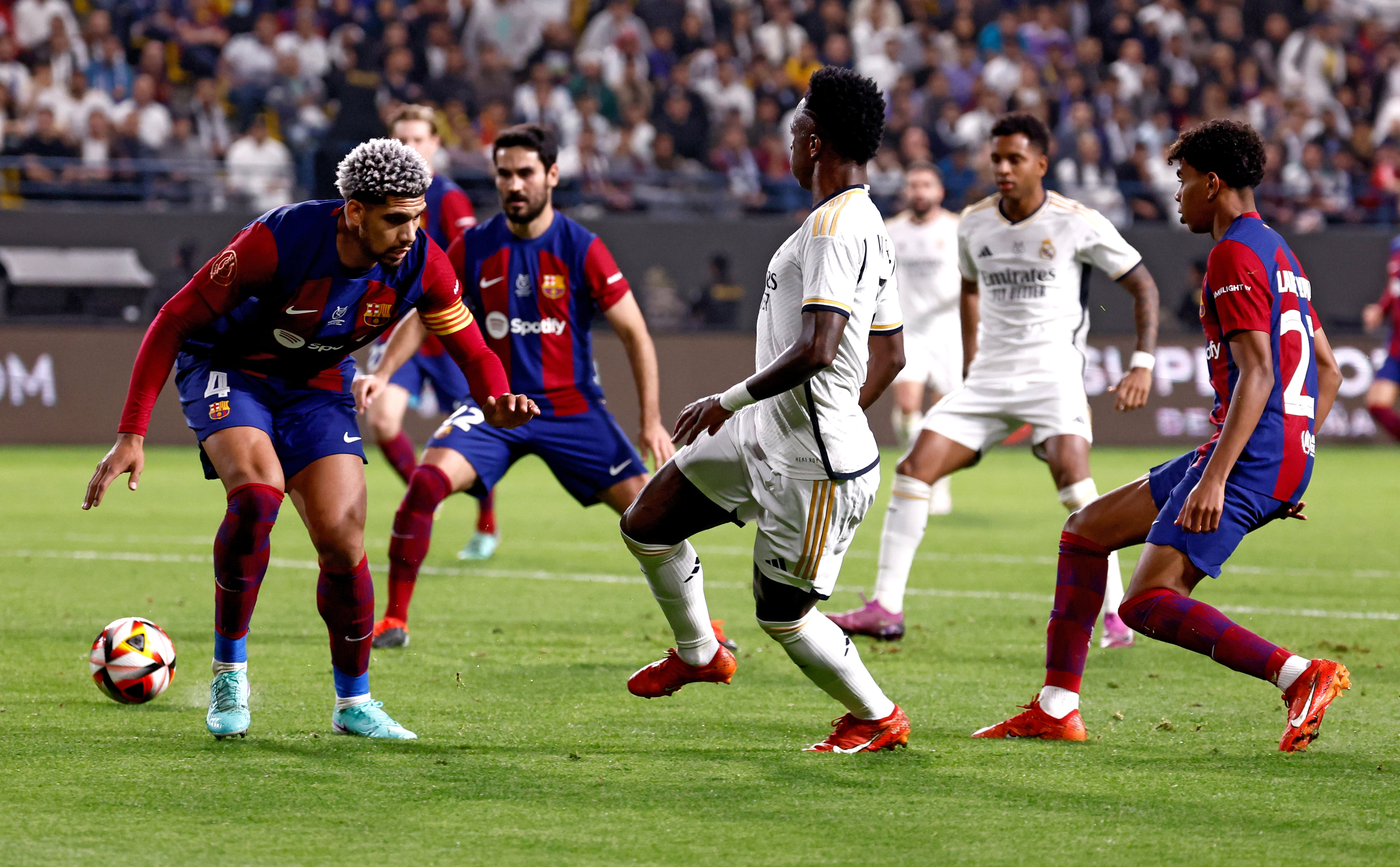 Vinicius Júnior intenta regatear a Araújo en el Clásico de Supercopa