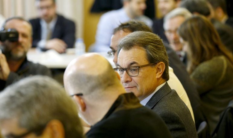 El presidente de CDC y de la Generalitat en funciones, Artur Mas (c), durante la reunión de la ejecutiva nacional de Convergència Democràtica de Catalunya (CDC) que se ha celebrado esta mañana para valorar los resultados obtenidos en la elecciones general