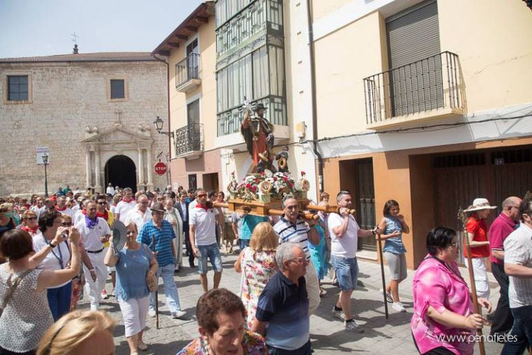 San Roque acompañado por vecinos durante la procesión