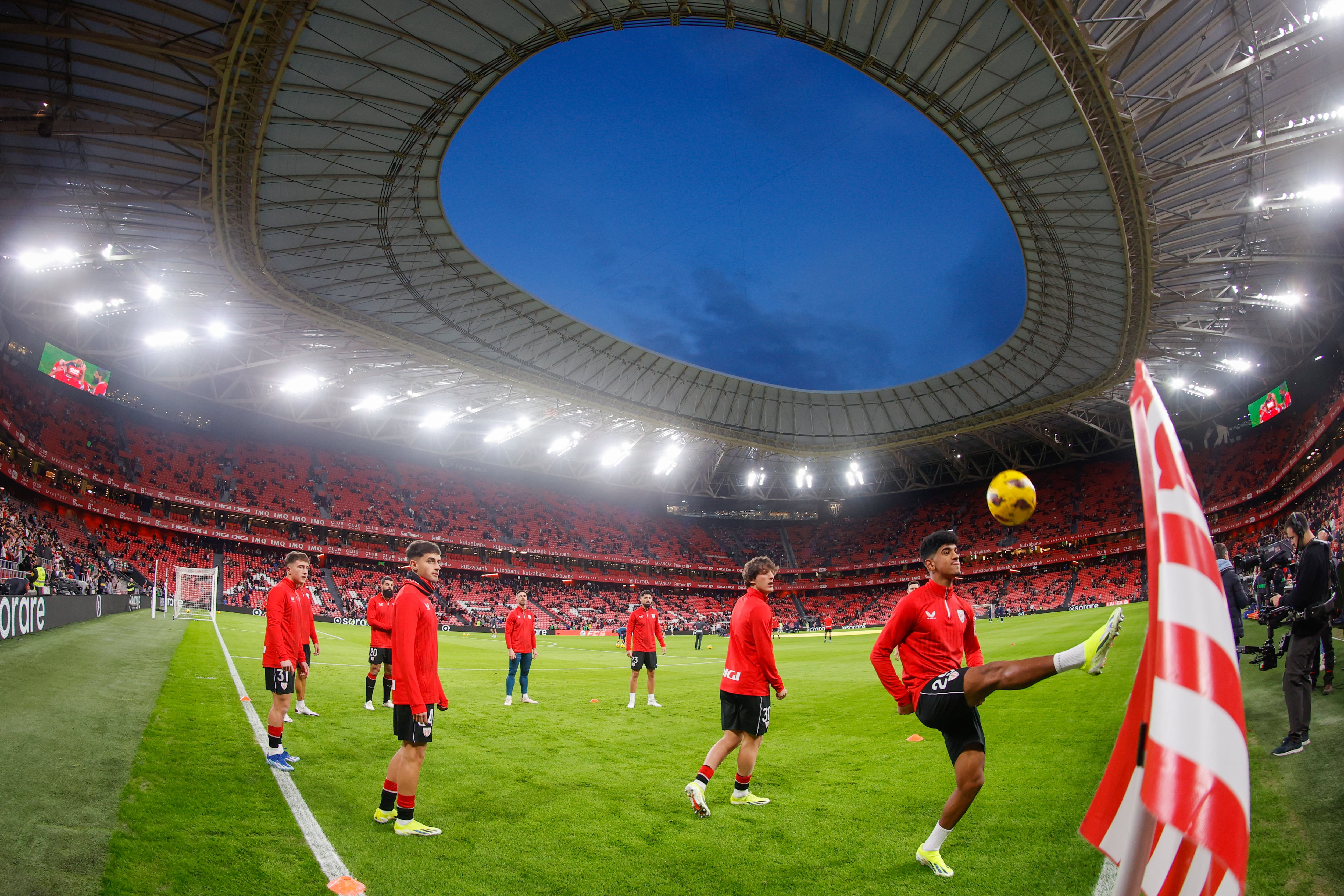 Futbolistas del Athletic calientan antes del partido de la vigésima jornada de LaLiga entre Athletic Club de Bilbao y Real Sociedad