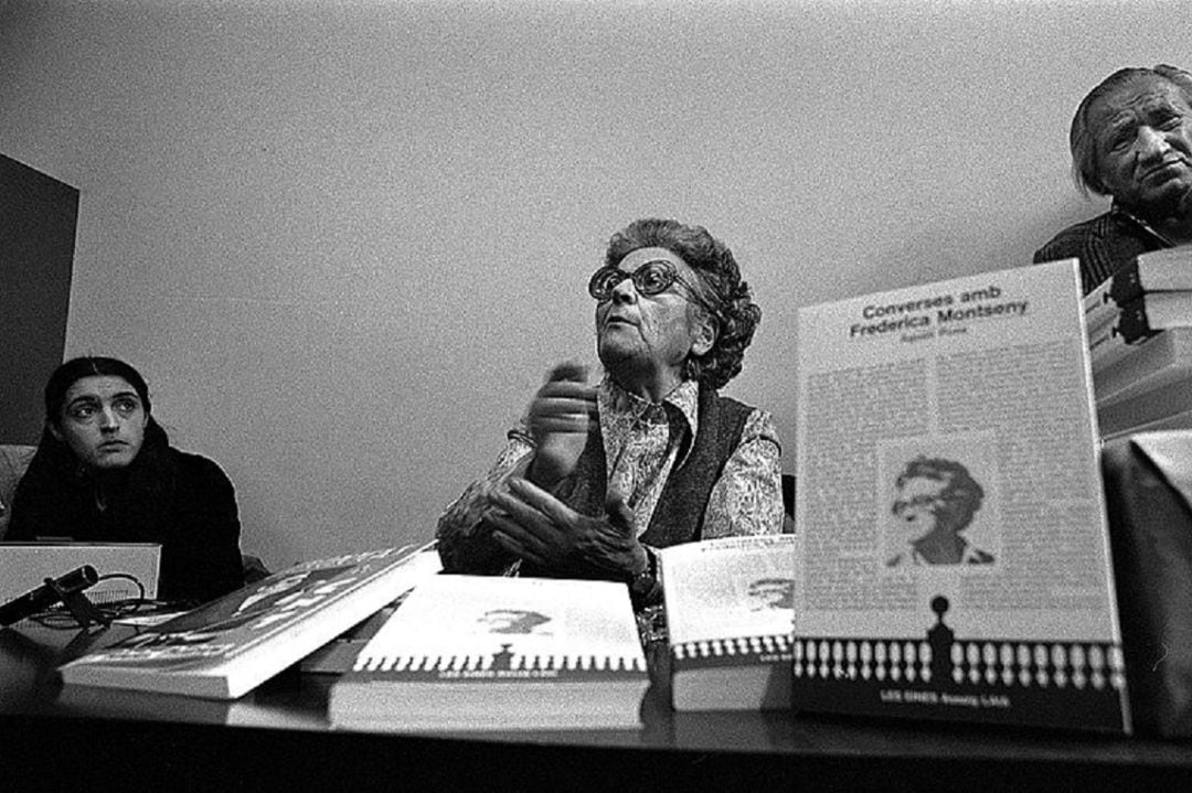 Frederica Montseny en Barcelona en 1977, en su primera visita desde el exilio desde 1939, en la presentación del libro &quot;Converses amb Frederica Montseny: Frederica Montseny, sindicalisme i acràcia&quot; de Agustí Pons i Mir y Maria Aurèlia.