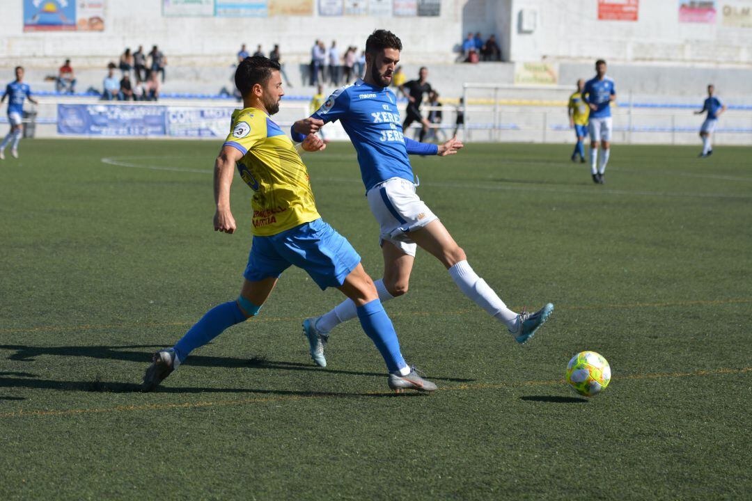 Borja disputando un balón con un jugador del Conil 