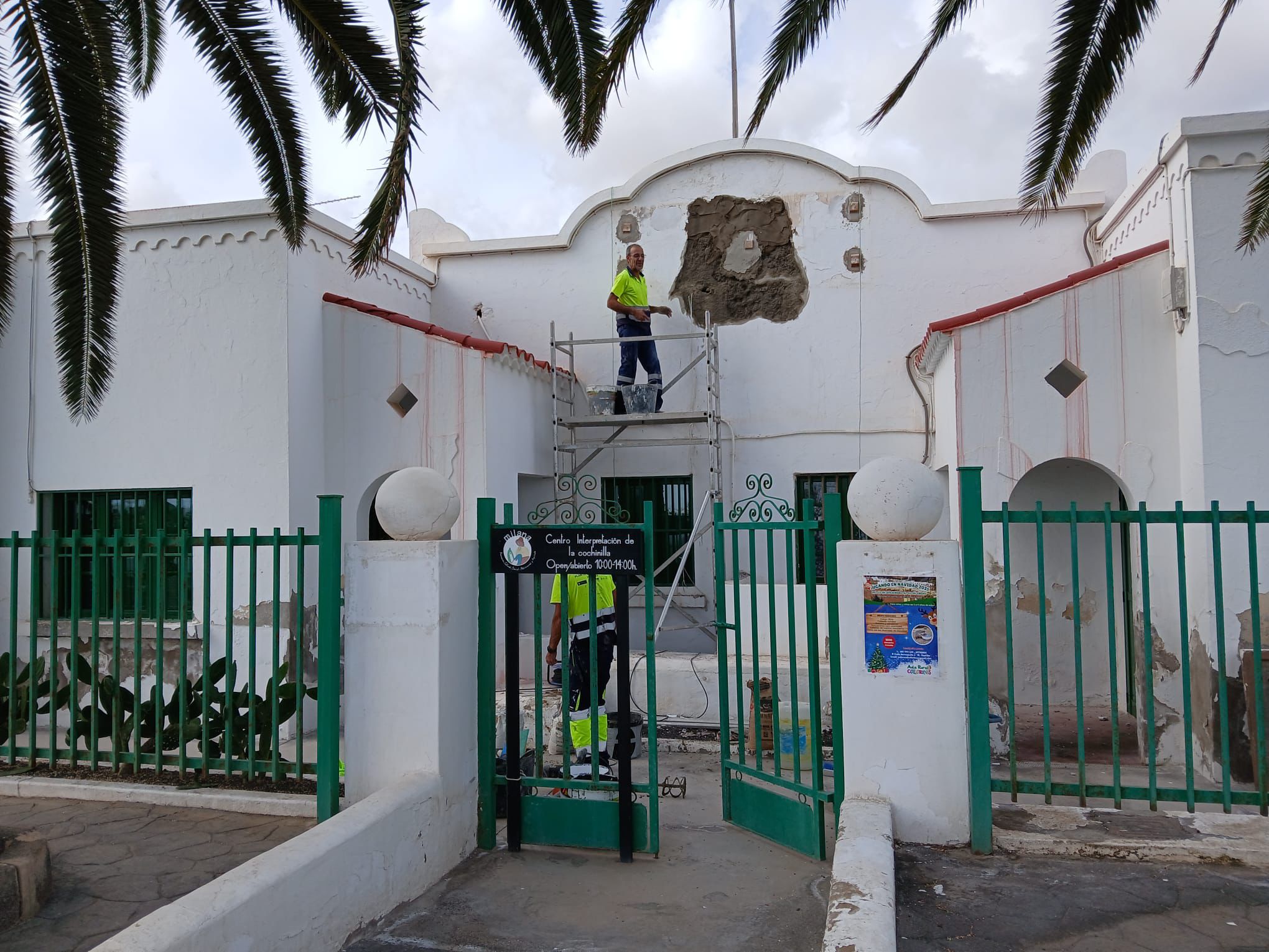 Retirada del símbolo franquista del CEIP Las Mercedes, en la localidad de Mala (en el municipio lanzaroteño de Haría).