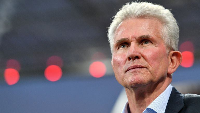 Heynckes mira al horizonte durante un partido de la Bundesliga alemana