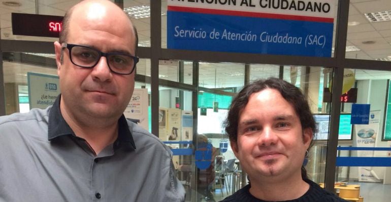 Juan Bautista de IU y Eduardo Andradas de Sí Se Puede! presentando su petición de cumplimiento de la Ley de Memoria Histórica en Alcobendas