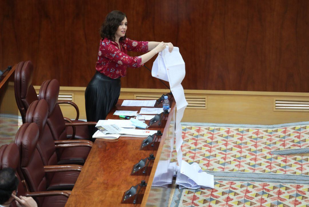 La presidenta de la Comunidad de Madrid, Isabel Díaz Ayuso, muestra una lista de residencias de mayores atendidas en la crisis.