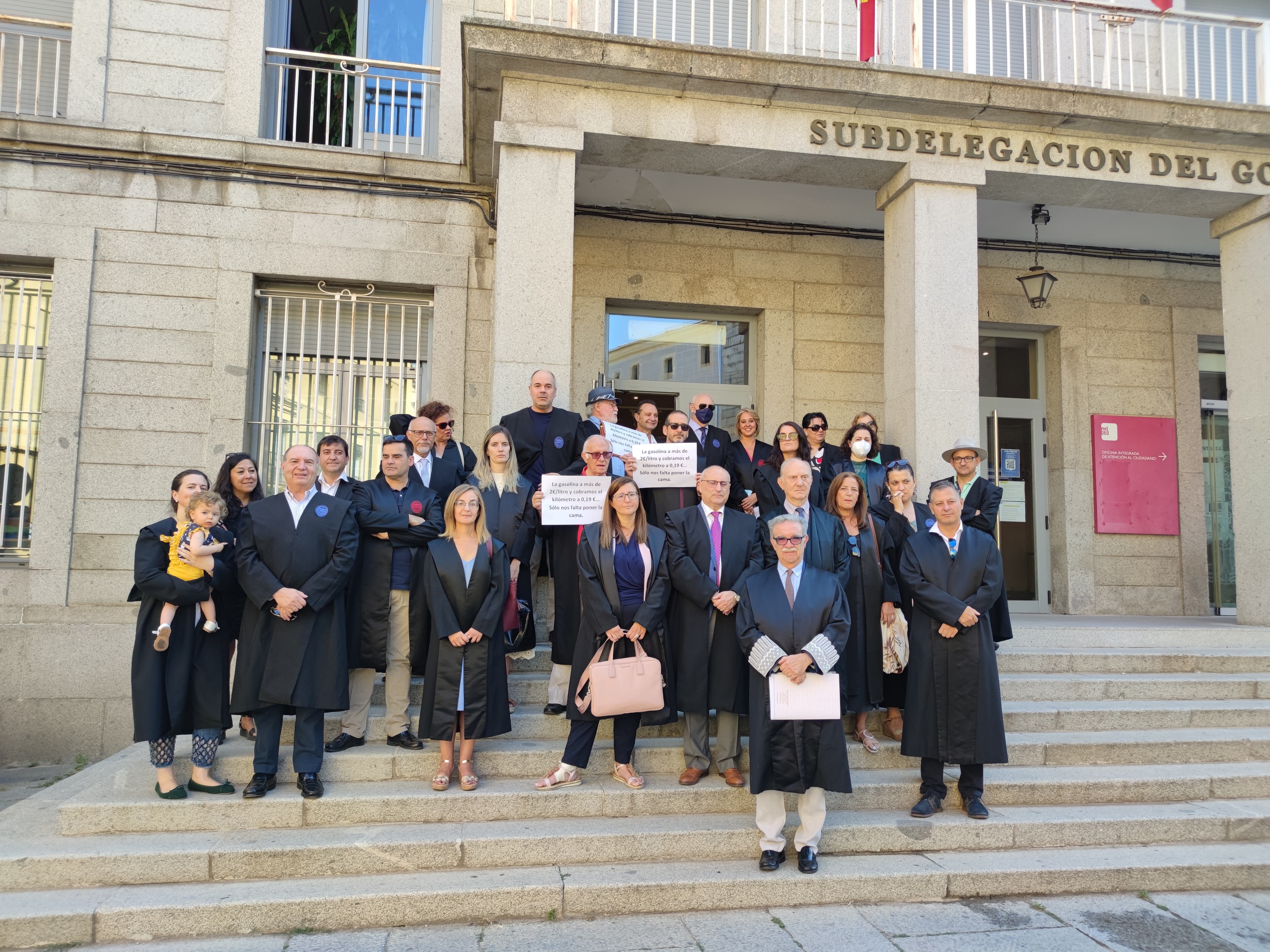 Imagen de la concentración convocada por el Colegio de Abogados de Segovia a las puertas de la Subdelegación del Gobierno