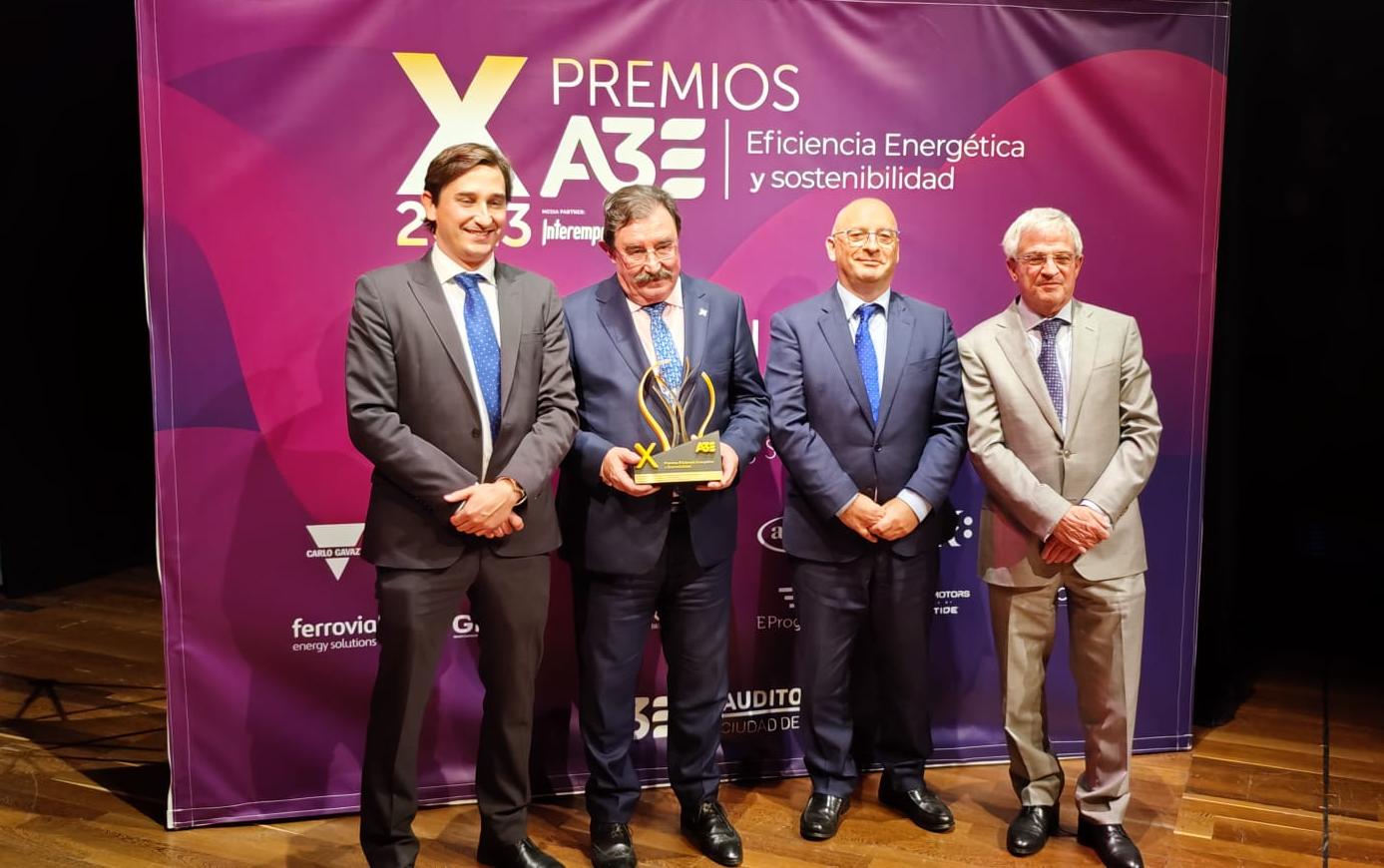 El gerente del Hospital Severo Ochoa de Leganés, Domingo del Cacho, y el director de Gestión, Javier Reneses, recibieron el premio de la mano del presidente de A3E, Ginés Ángel García, y del gerente de la misma entidad, Antonio López-Nava