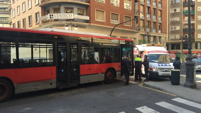 Un hombre de 63 años ha sufrido heridas de gravedad al ser atropellado en la ciudad de Valencia por un autobús de la Empresa Municipal de Transportes de Valencia (EMT), según fuentes de Emergencias y de la empresa.