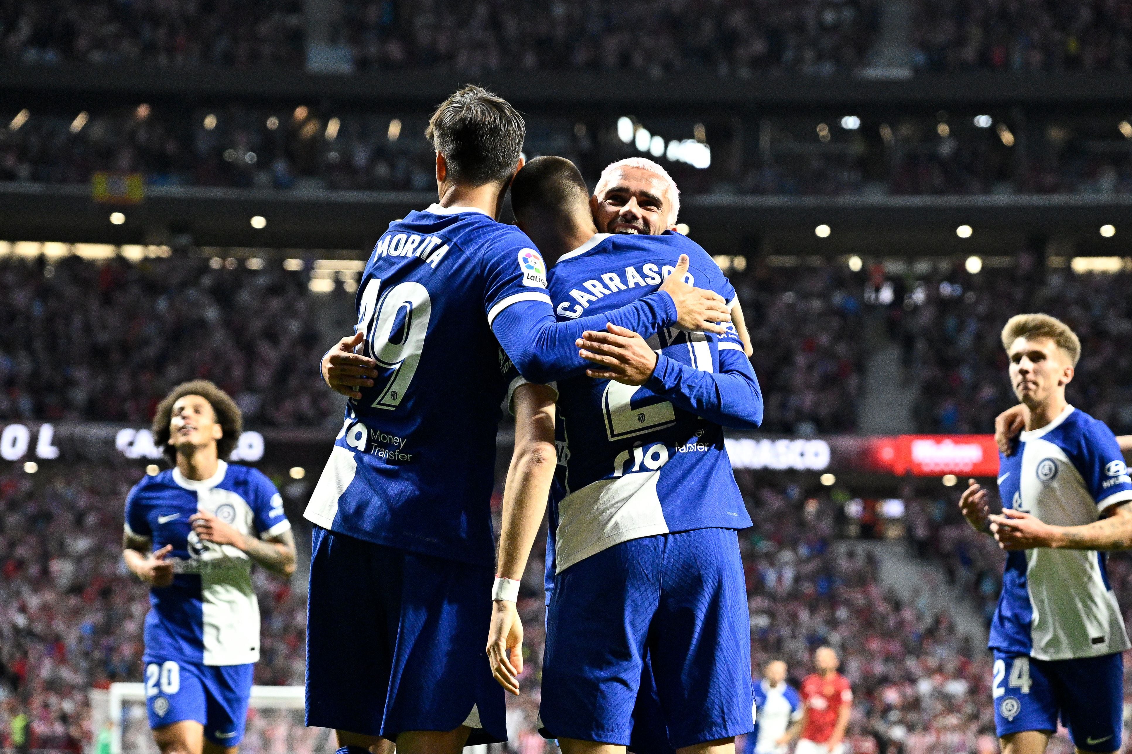 Jugadores del Atlético celebran el gol de Carrasco.