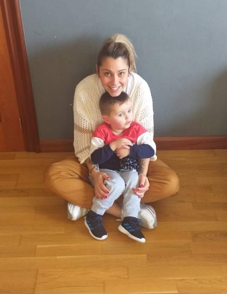 Sandra con su hijo de 3 años en su casa de Logroño