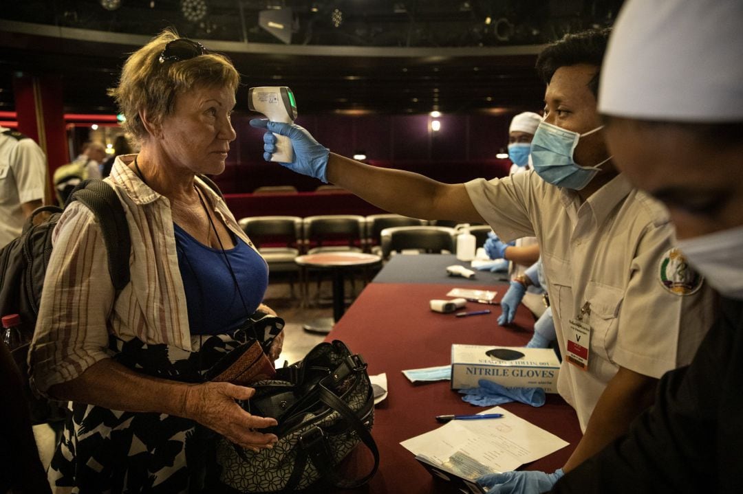 Los pasajeros del crucero MS Westerdam esperan para un último examen de salud antes de desembarcar