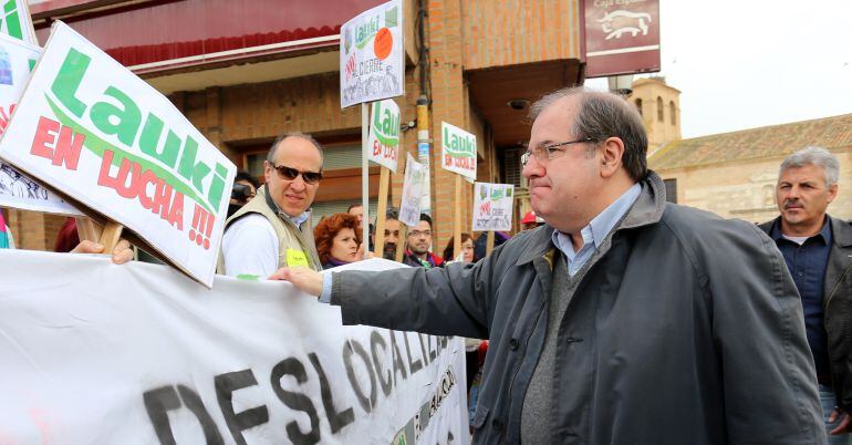 El presidente de la Junta saluda a los trabajadores de Lauki en Villalar de los Comuneros el pasado 23 de abril