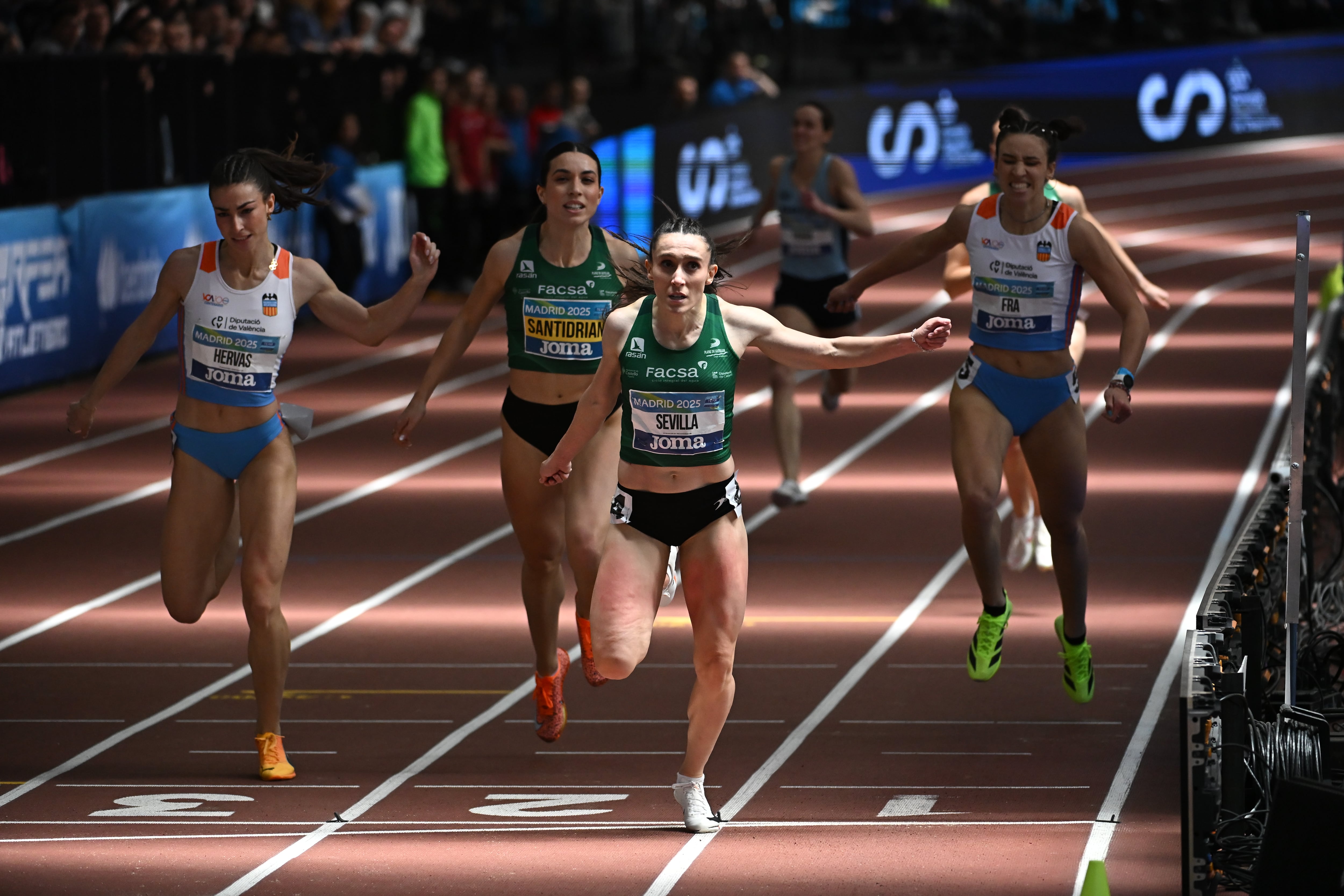 Paula Sevilla se proclama vencedora de la final femenina de 400 metros en los Campeonatos de España en pista cubierta que se disputan en el centro deportivo municipal Gallur en Madrid