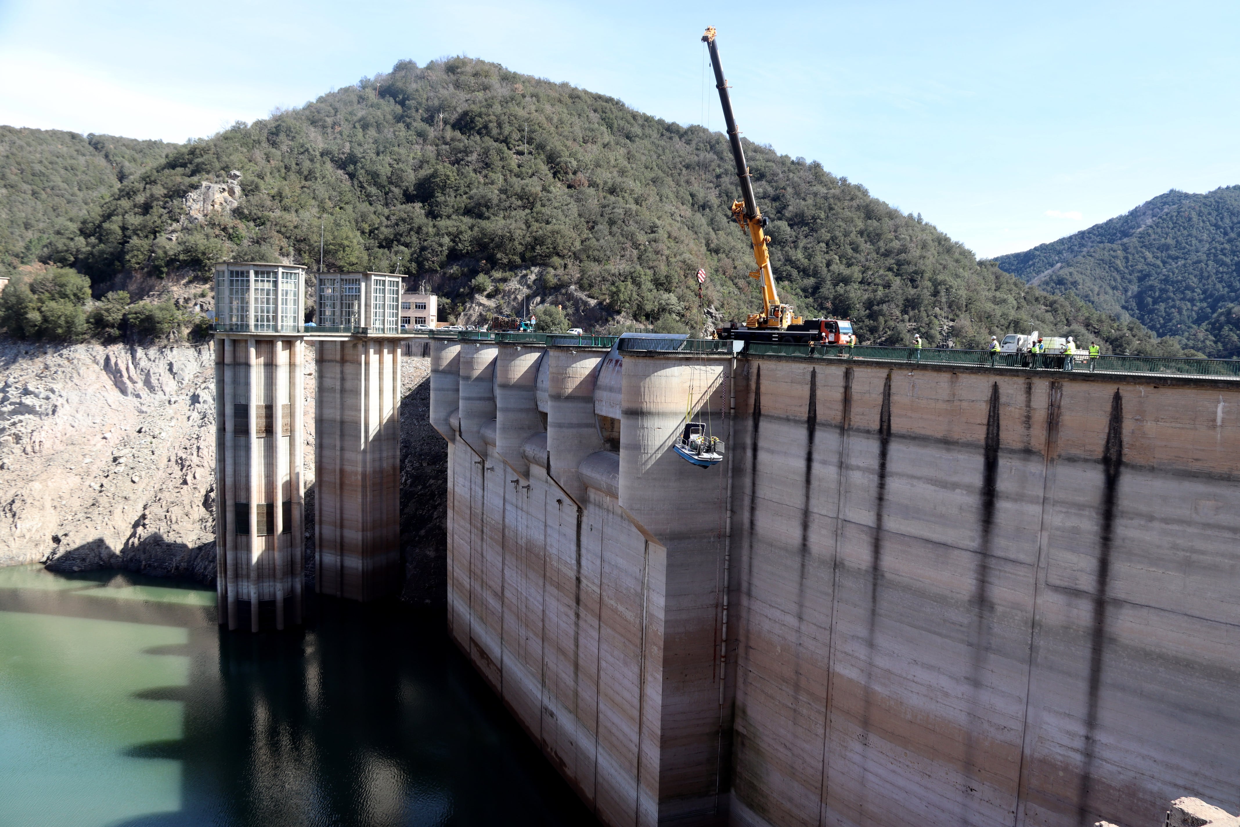 Moment en què baixa una barca tipus Pelicà al pantà de Sau