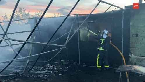 El fuego se originaba en la tarde del domingo en una ‘gastroneta’, que se encontraba dentro de una instalación deportiva de ocio y tiempo libre de El Soto de Viñuelas