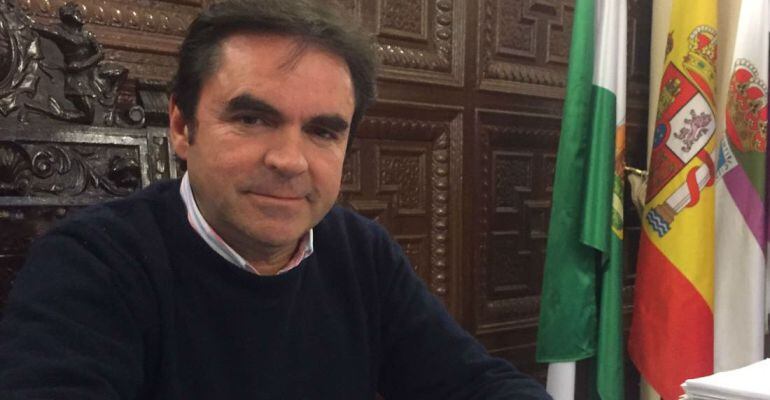 Miguel Moreno en su despacho del Ayuntamiento de Porcuna.