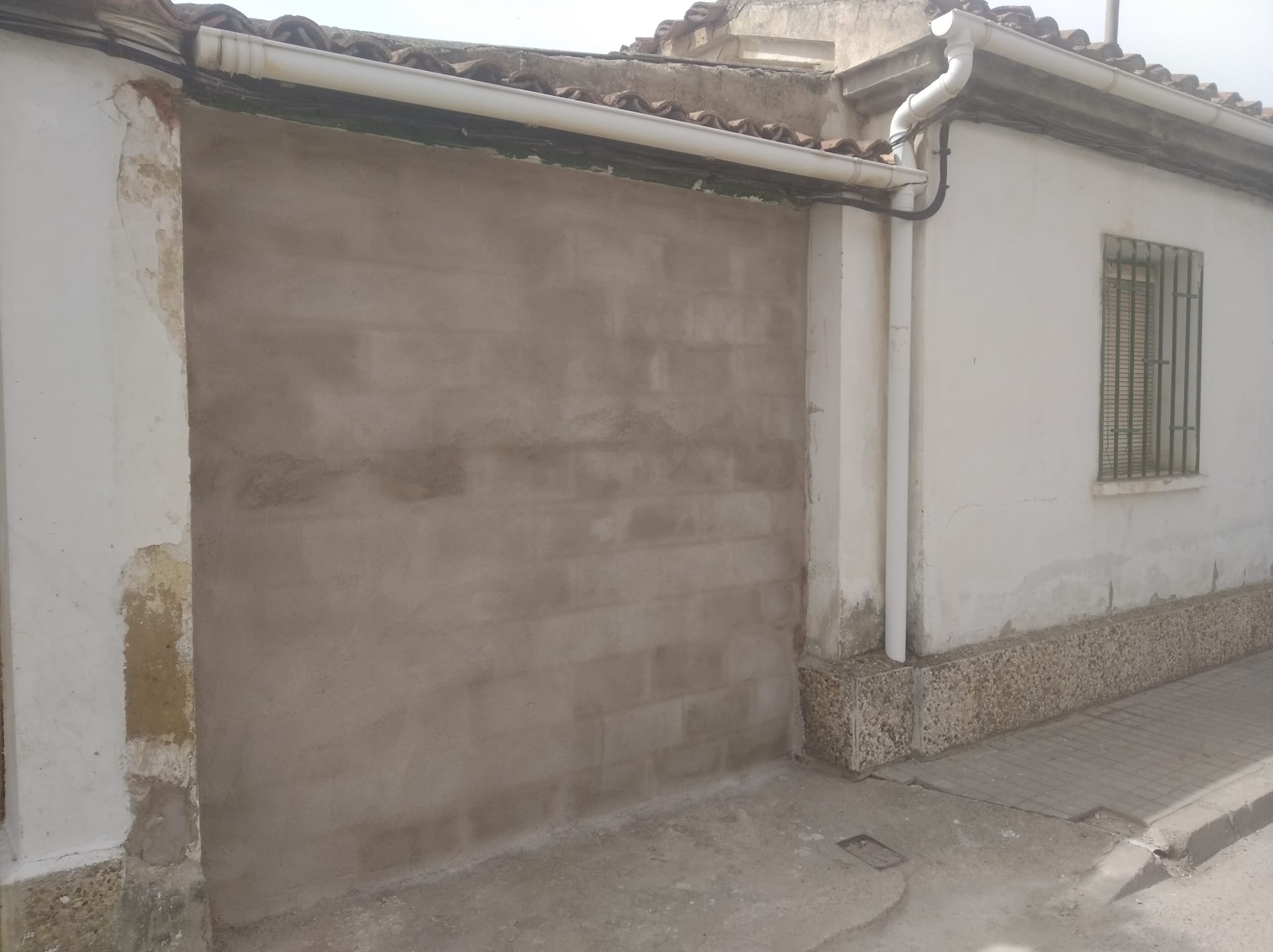 La puerta de la cochera también está tapiada