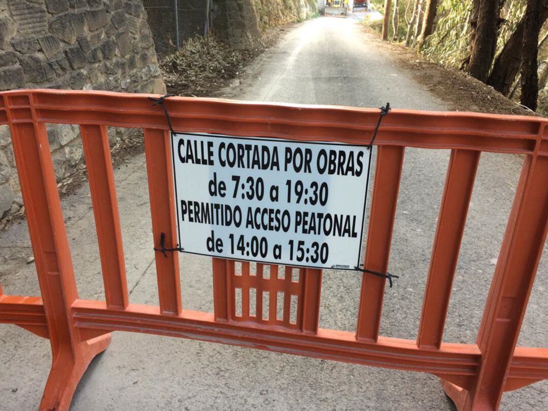 Acceso cortado al camino de obras en Monte Bateig de Elda