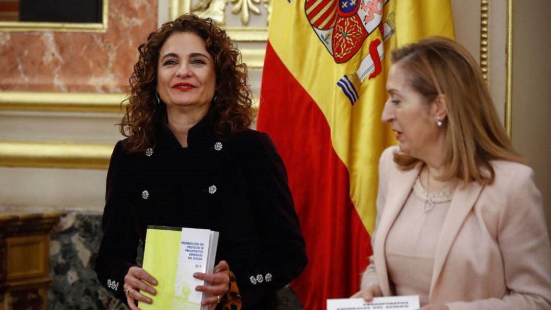 María Jesús Montero y Ana Pastor durante la presentación de presupuestos