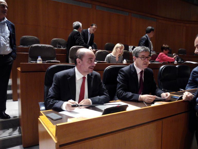 El presidente de Aragón, Javier Lambán junto al consejero de Presidencia, Vicente Guillén