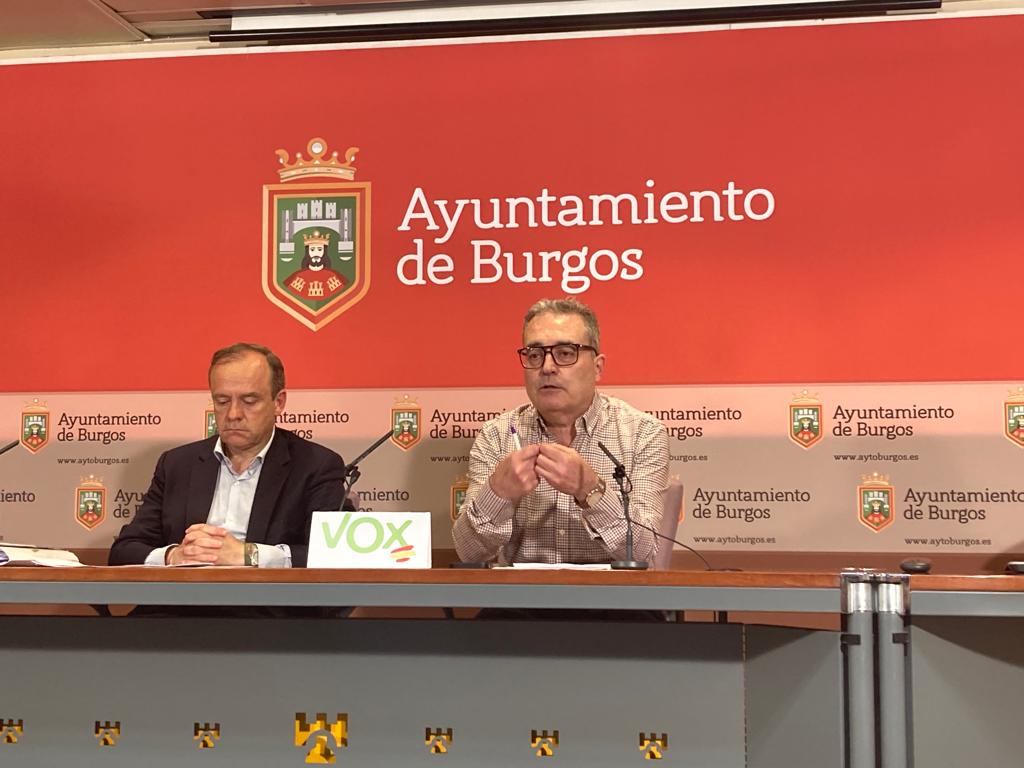 Los concejales de Vox en el Ayuntamiento de Burgos, Martínez-Acitores (candidato a la alcaldía) (izda) y Ángel Martín