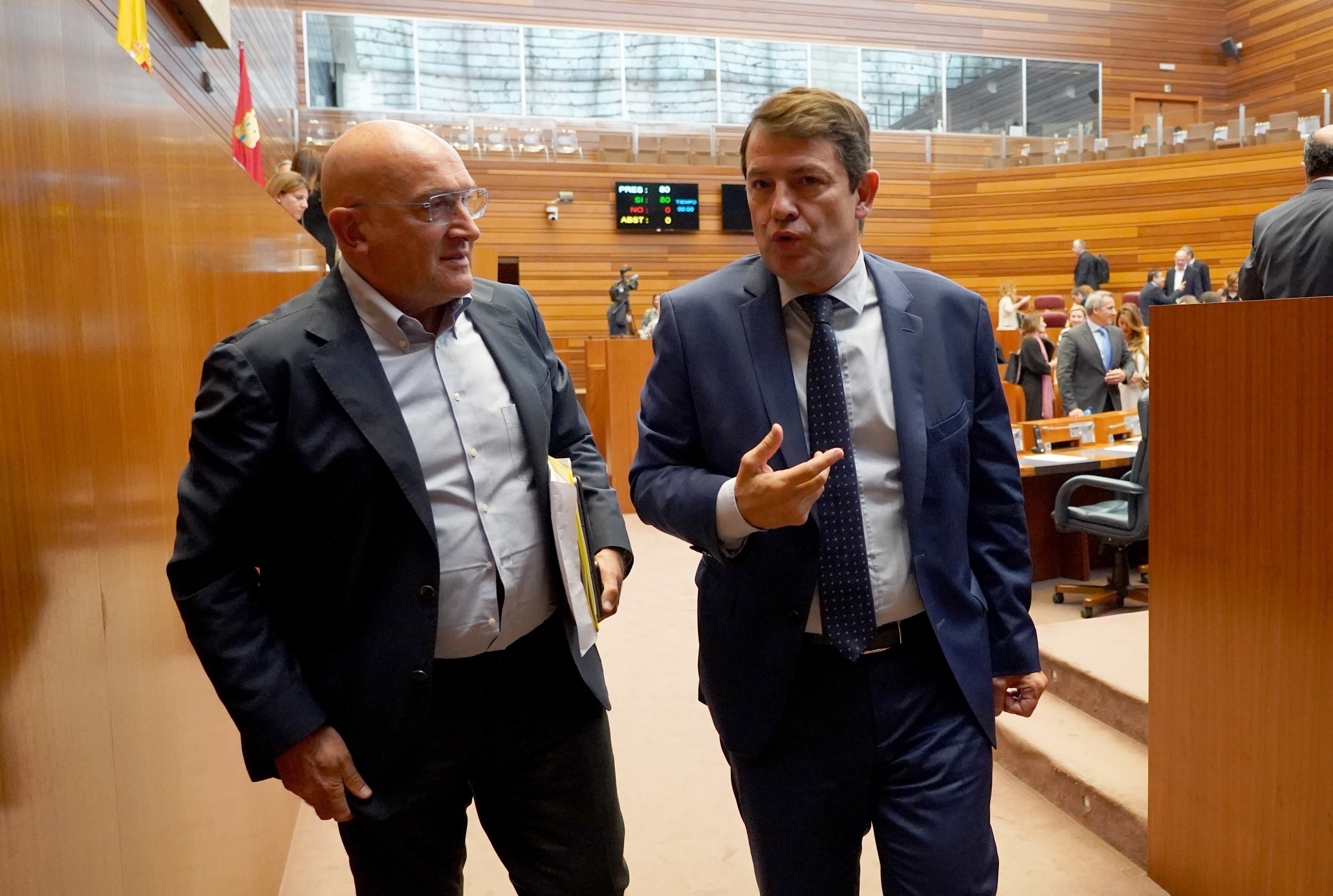 Jesús Julio Carnero y Alfonso Fernández Mañueco en las Cortes de Castilla y León