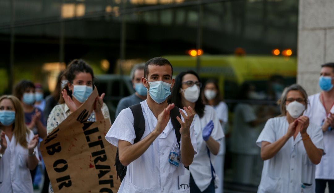 Personal sanitario aplaudiendo.