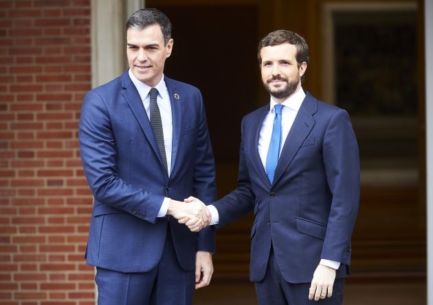 Los dos líderes políticos se saludan antes de la reunión.