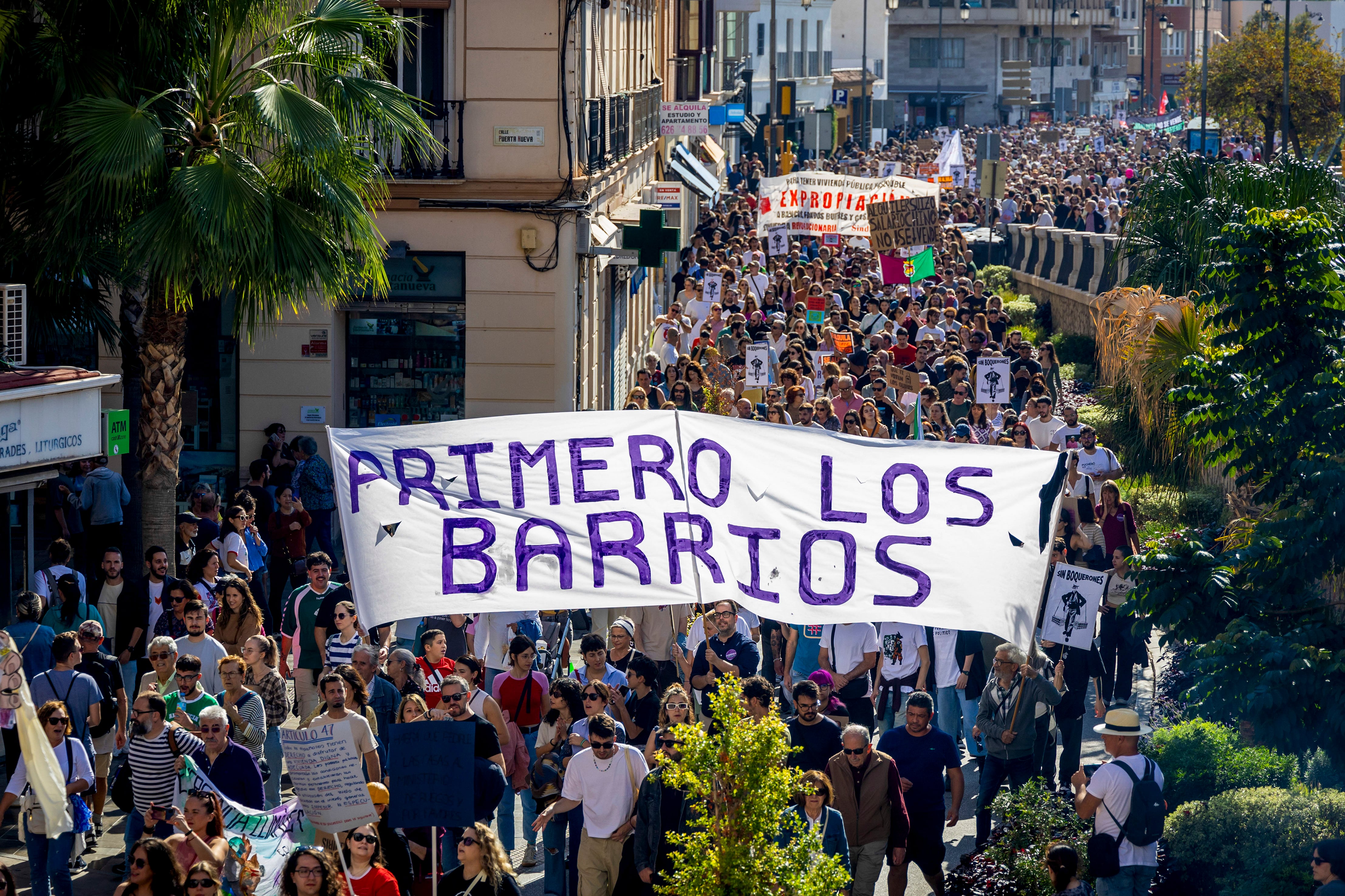 Miles de personas manifiestan por las calles de Málaga, Sevilla y Cádiz para pedir soluciones ante las dificultades para acceder a una vivienda digna y protestar por la proliferación de los pisos turísticos en estas ciudades. EFE/ Álvaro Cabrera