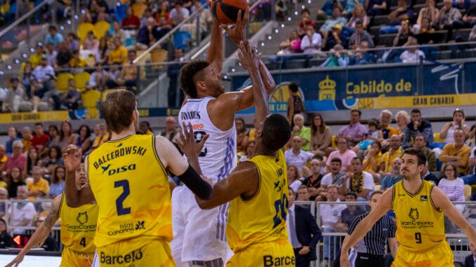 El jugador del Real Madrid Tavares (2i) , durante el partido de la jornada 33 de la Liga Endesa entre el Gran Canaria y Real Madrid en el Gran Canaria Arena de Las Palmas de Gran Canaria este domingo EFE/ Quique Curbelo