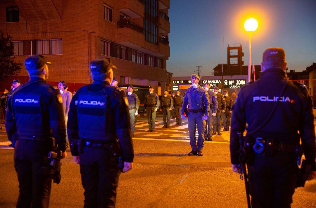 Miembros de la Policía Nacional de La Rioja y de la Local de Logroño se han acercado este viernes hasta el cuartel de la Guardia Civil de la capital riojana para homenajear al teniente coronel Jesús Gayoso