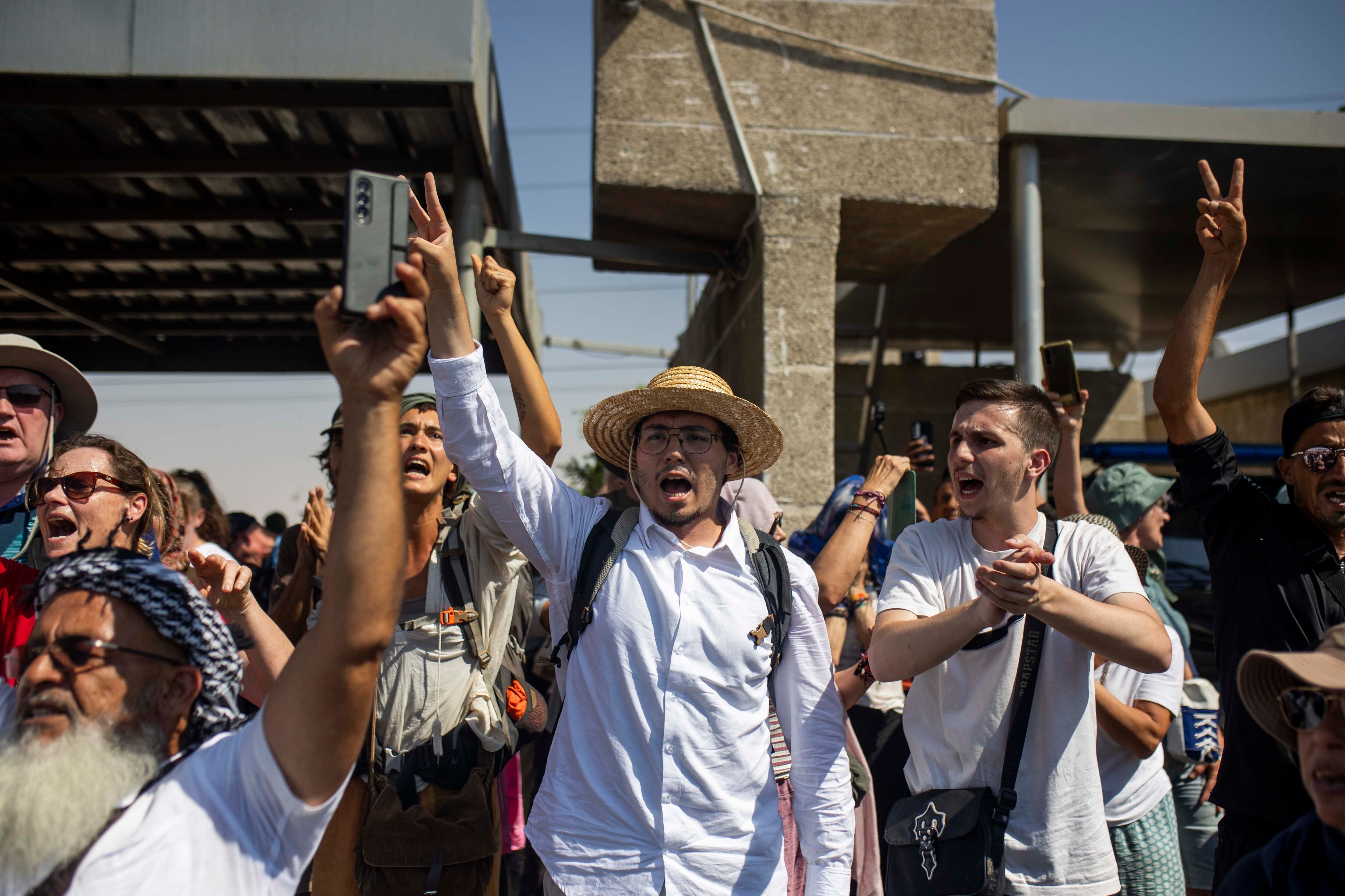 Participantes de la Marcha a Gaza donde se encuentran retenidos por las autoridades egipcias a 30 kilómetros de Ismailiya. EFE/Bruno Thevenin