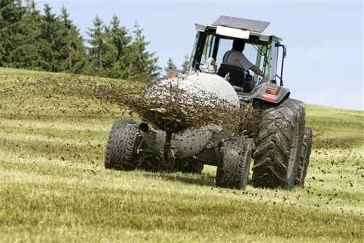 Tractor esparciendo purines