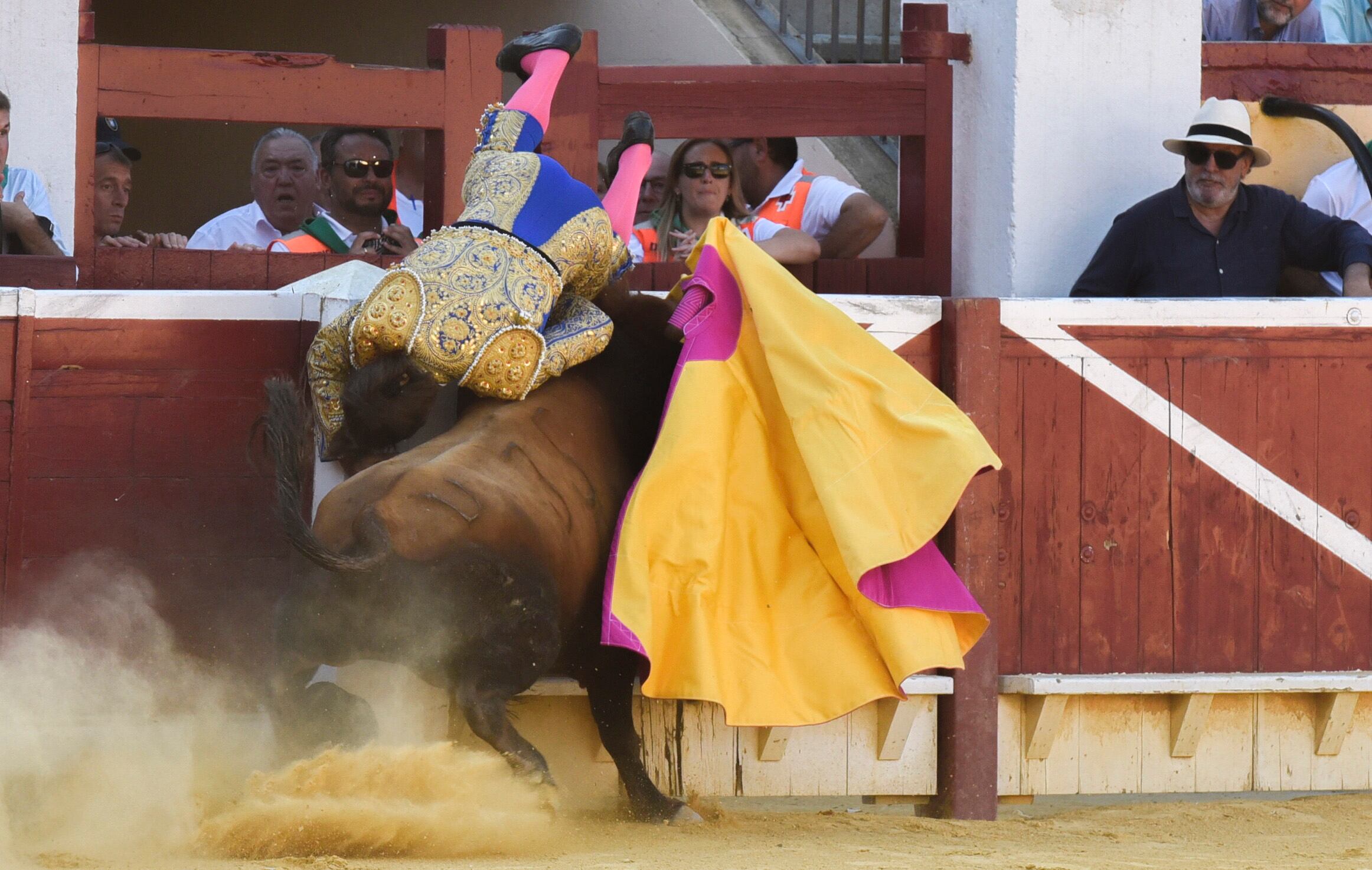 HUESCA, 12/08/2023.- El torero Manuel Díaz "El cordobés" sufre una cogida en la plaza de toros de Huesca este sábado. EFE/Javier Blasco