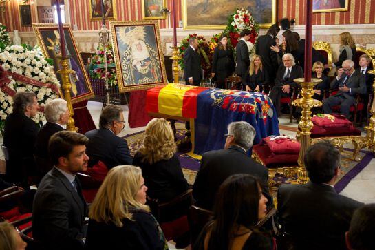 SEVILLE, SPAIN - NOVEMBER 20: Visitors pay their respects to Spain&#039;s Duchess of Alba as her body lies in state at the Seville&#039;s City Council on November 20, 2014 in Seville, Spain. Maria del Rosario Cayetana Fitz-James-Stuart, Duchess of Alba, 88-year-old