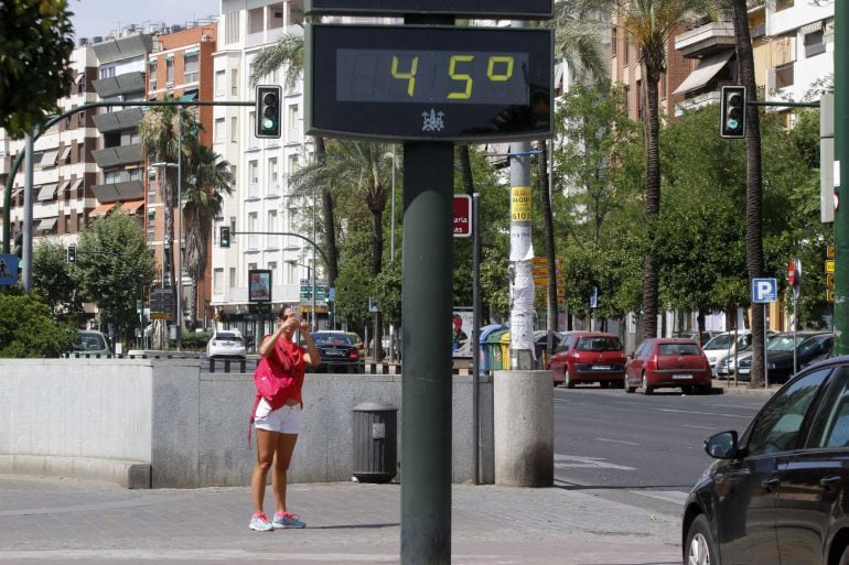 Una chica fotografía un termómetro en Córdoba, ciudad en la que se han superado los 40 grados de temperatura