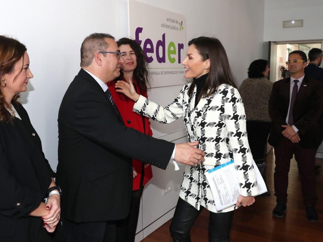 Mauro Rosati saluda a la reina Letizia antes de comenzar la reunión de trabajo en la sede de FEDER