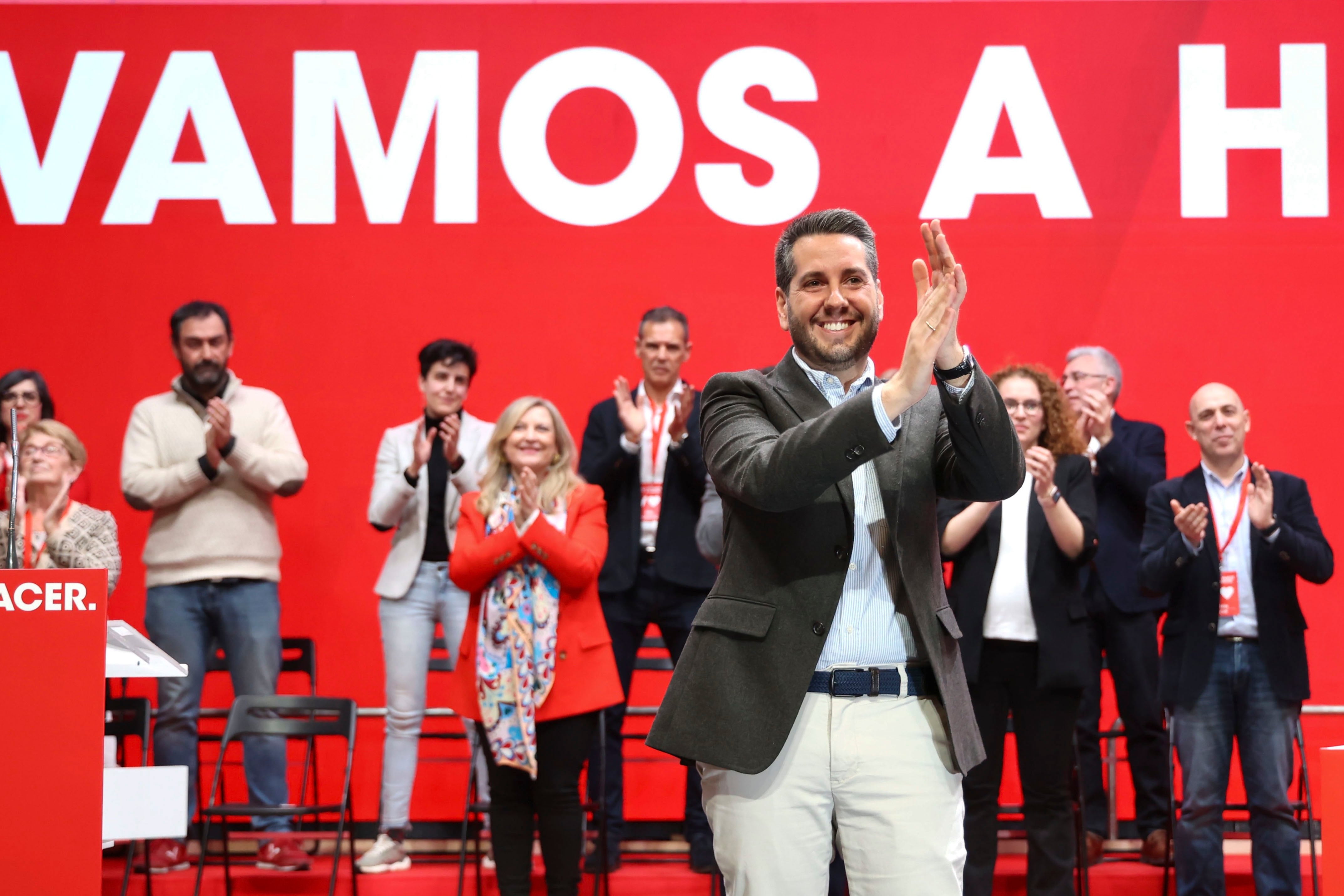 LOGROÑO, 16/02/2024.- El nuevo secretario general del PSOE de La Rioja, Javier García, saluda en la clausura del 16 congreso regional de los socialistas riojanos, al que asiste la ministra de Igualdad, Ana Redondo, este domingo en Logroño. EFE/Raquel Manzanares
