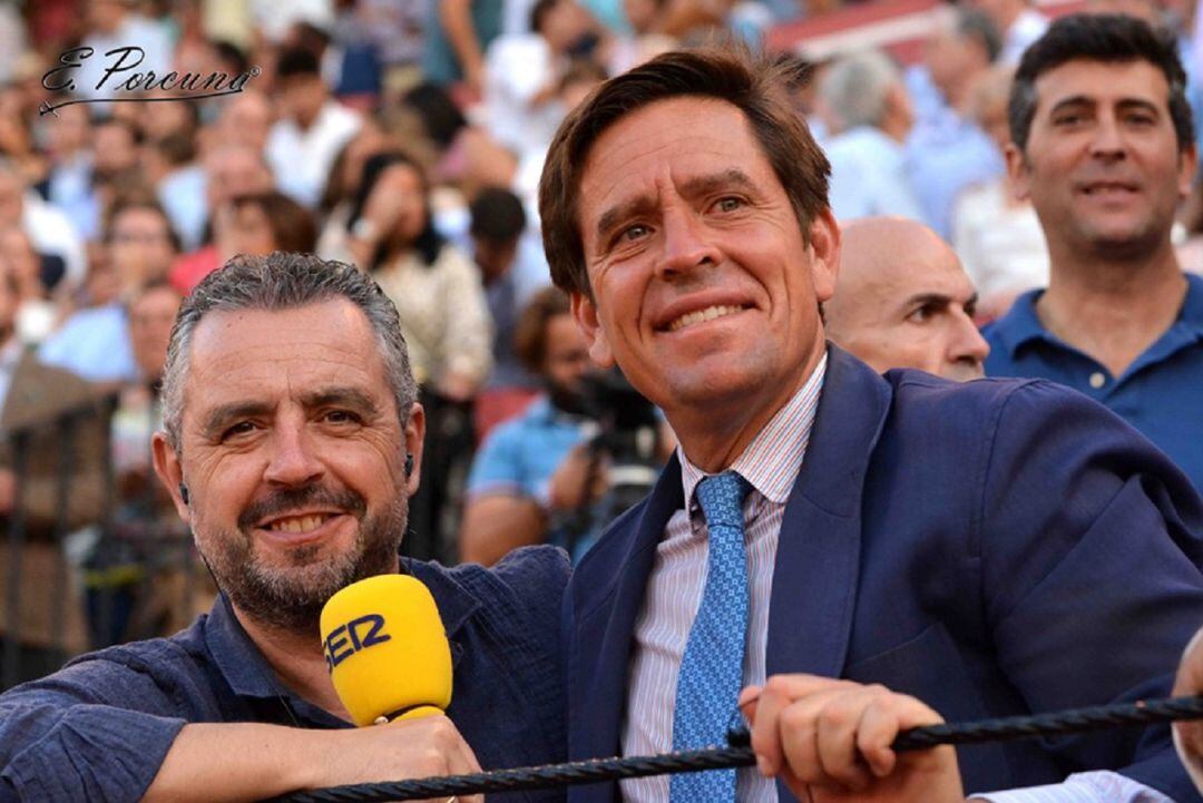 Dávila Miura -a la derecha- junto a Paco García durante la retransmisión de una tarde de toros en la Maestranza