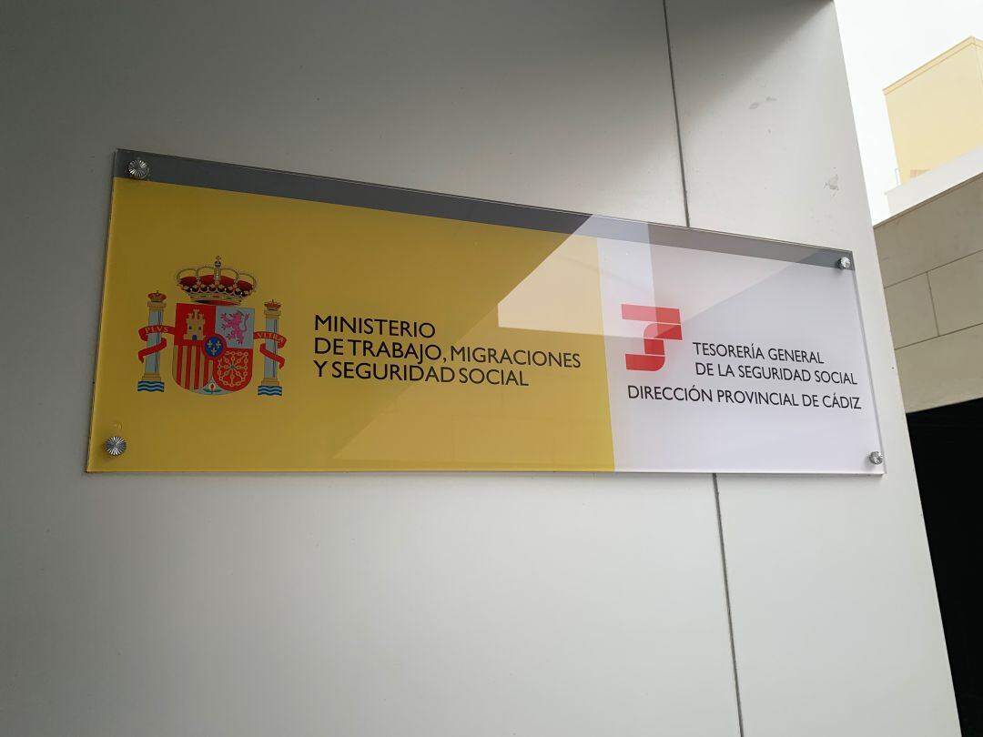 Cartel de la Tesorería General de la Seguridad Social de Cádiz, en la sede de Amílcar Barca.