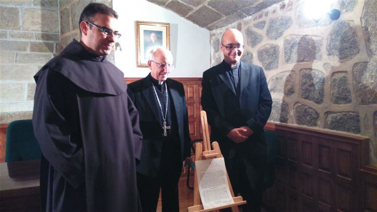 David Jiménez, prior de La Santa, Jesús Garcia Burillo, obispo de Ávila, y Jorge Zazo, delegado pastoral de Juventud, enseñan el escrito de la Santa Sede