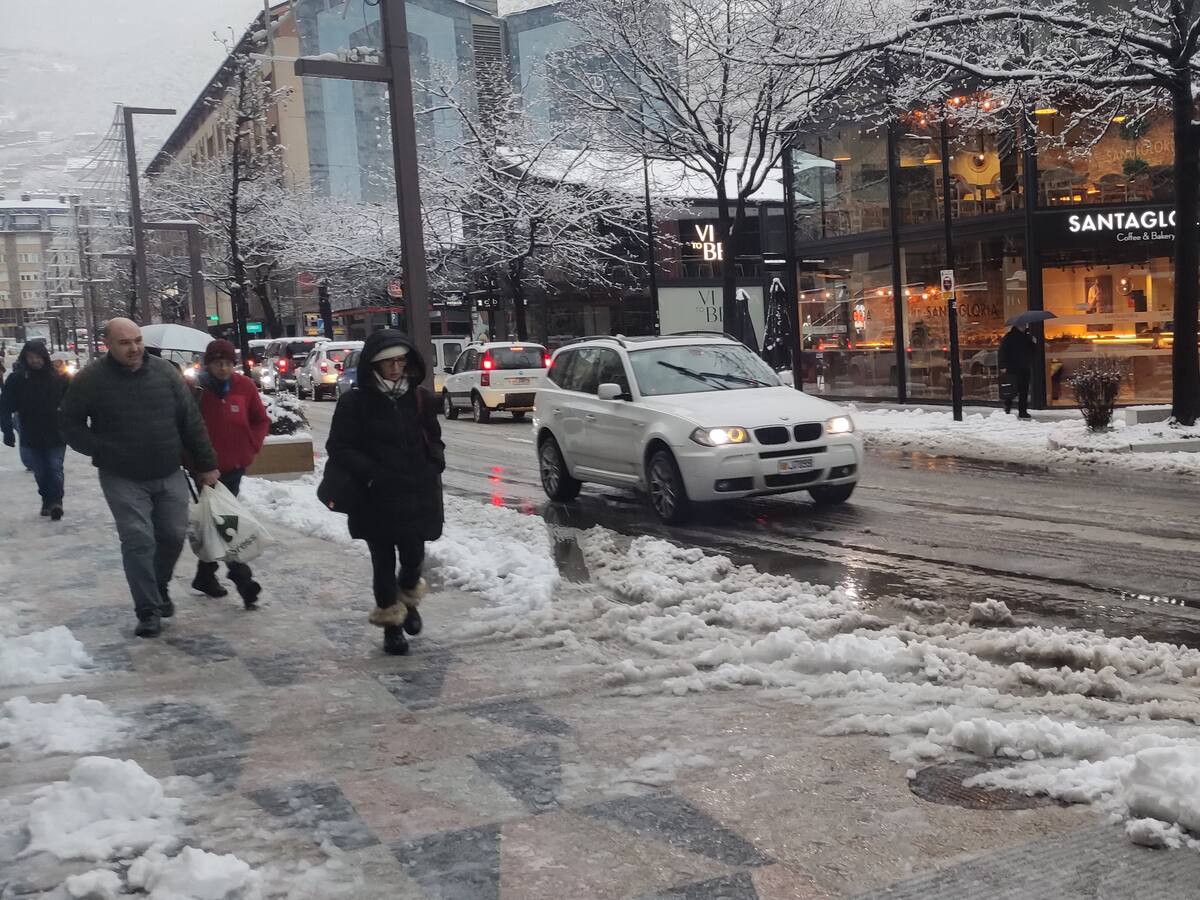 Tancats els accessos amb França, suspès l'esquí escolar i problemes per circular a causa de la nevada