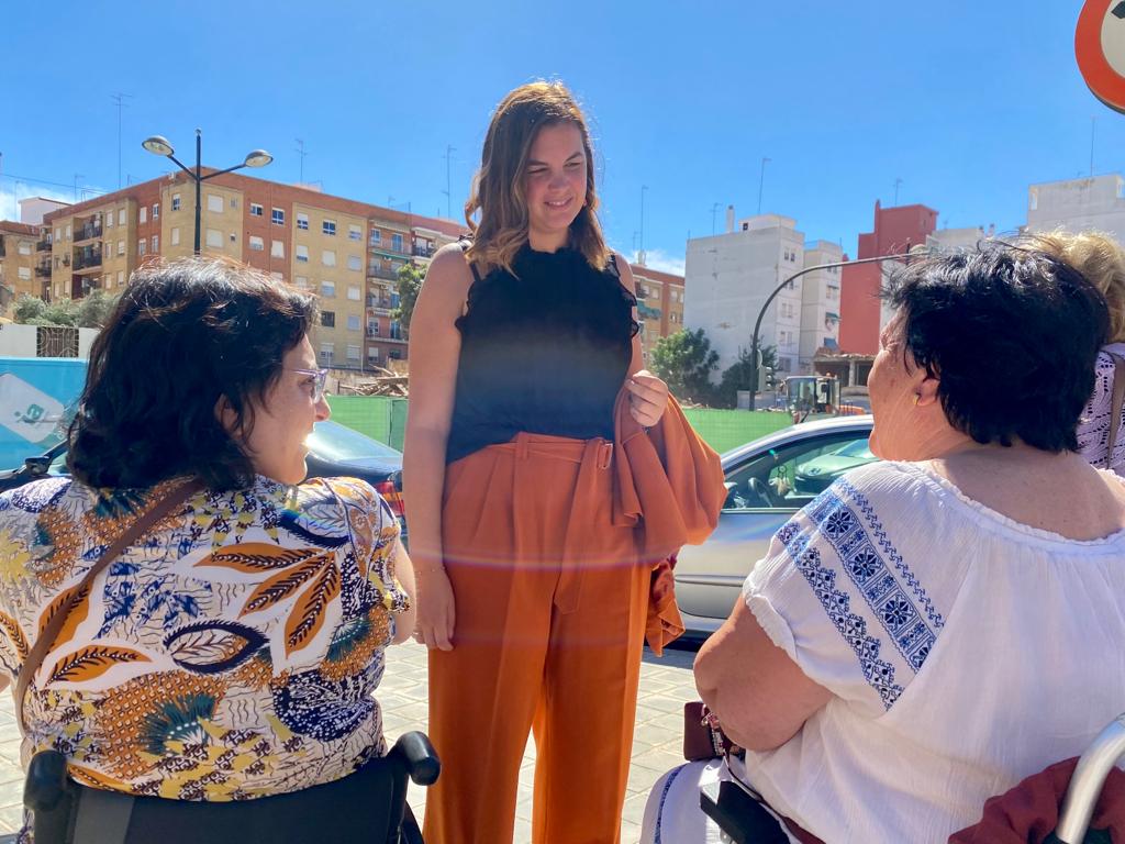 Sandra Gómez visita el barrio de Orriols donde se está derribando el &quot;agujero de la vergüenza&quot;