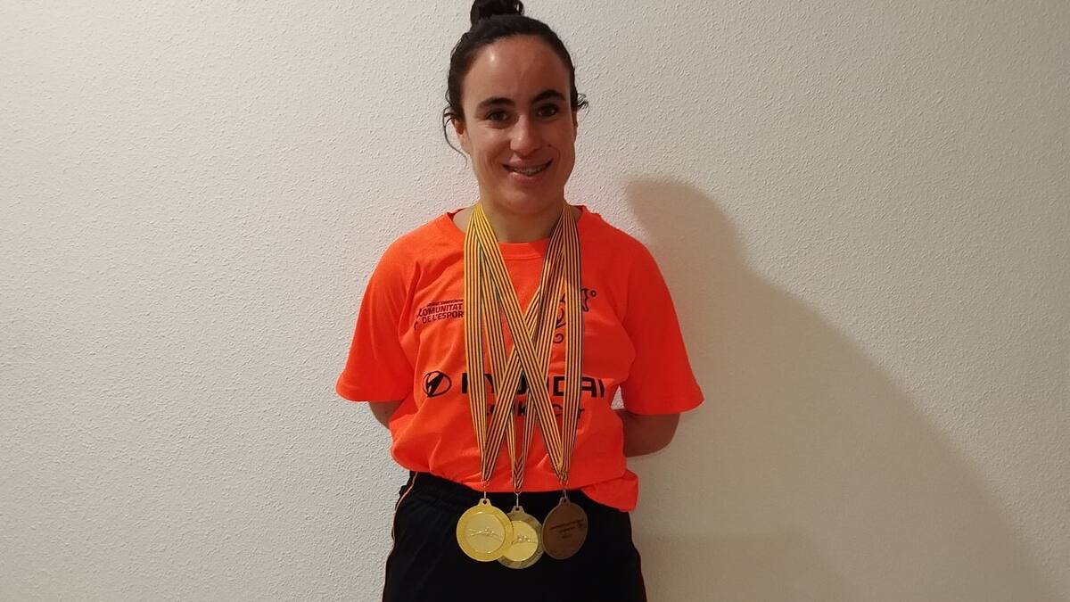 Nadia Vizcaíno se cuelga tres medallas en el Autonómico Sub-14 de natación