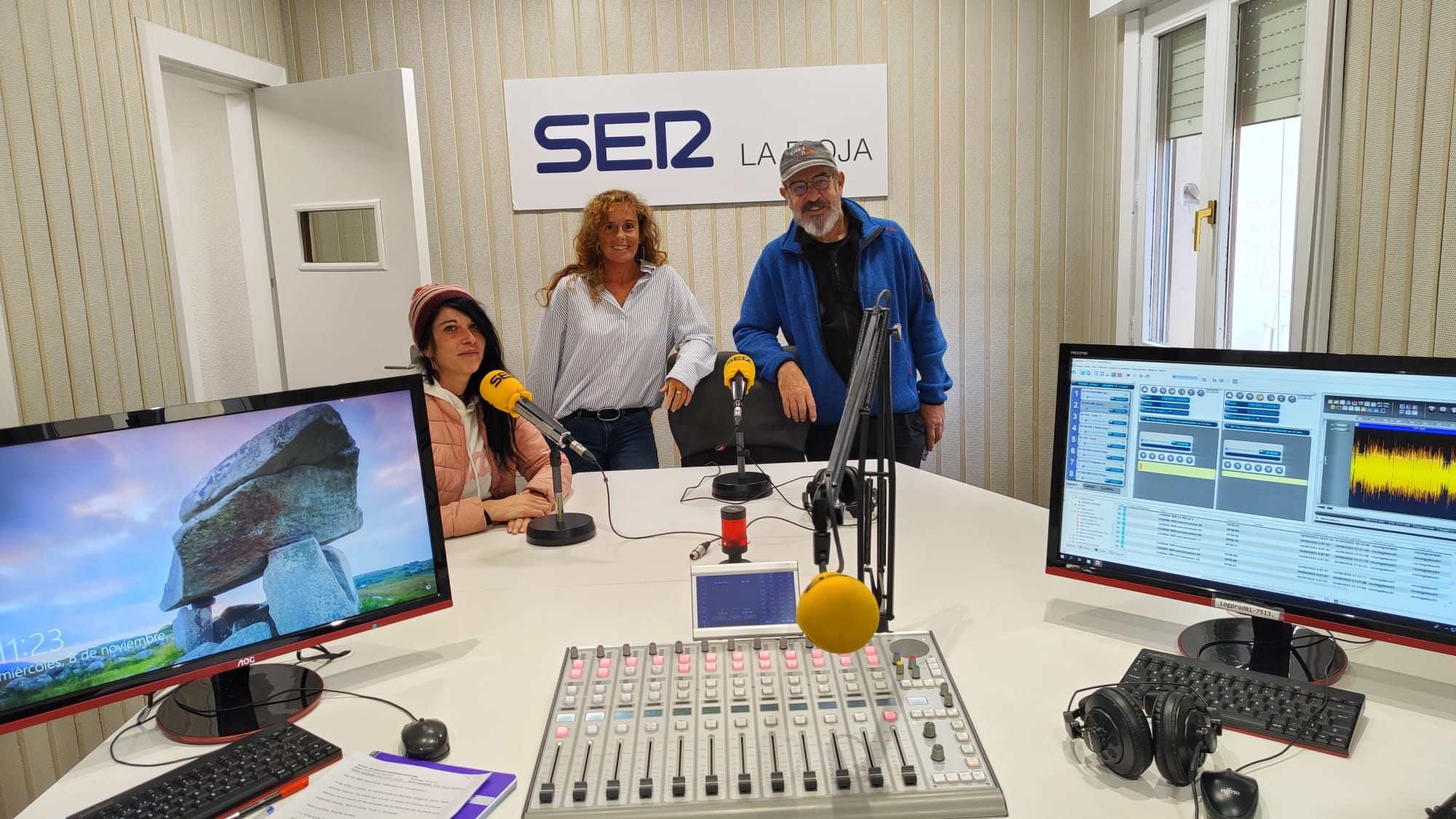 Las montañistas Lourdes Rodríguez, &#039;Lulú&#039;, y Raquel García y el director de las jornadas de divulgación de los deportes de montaña de Sherpa de La Rioja, Jorge Fernández.