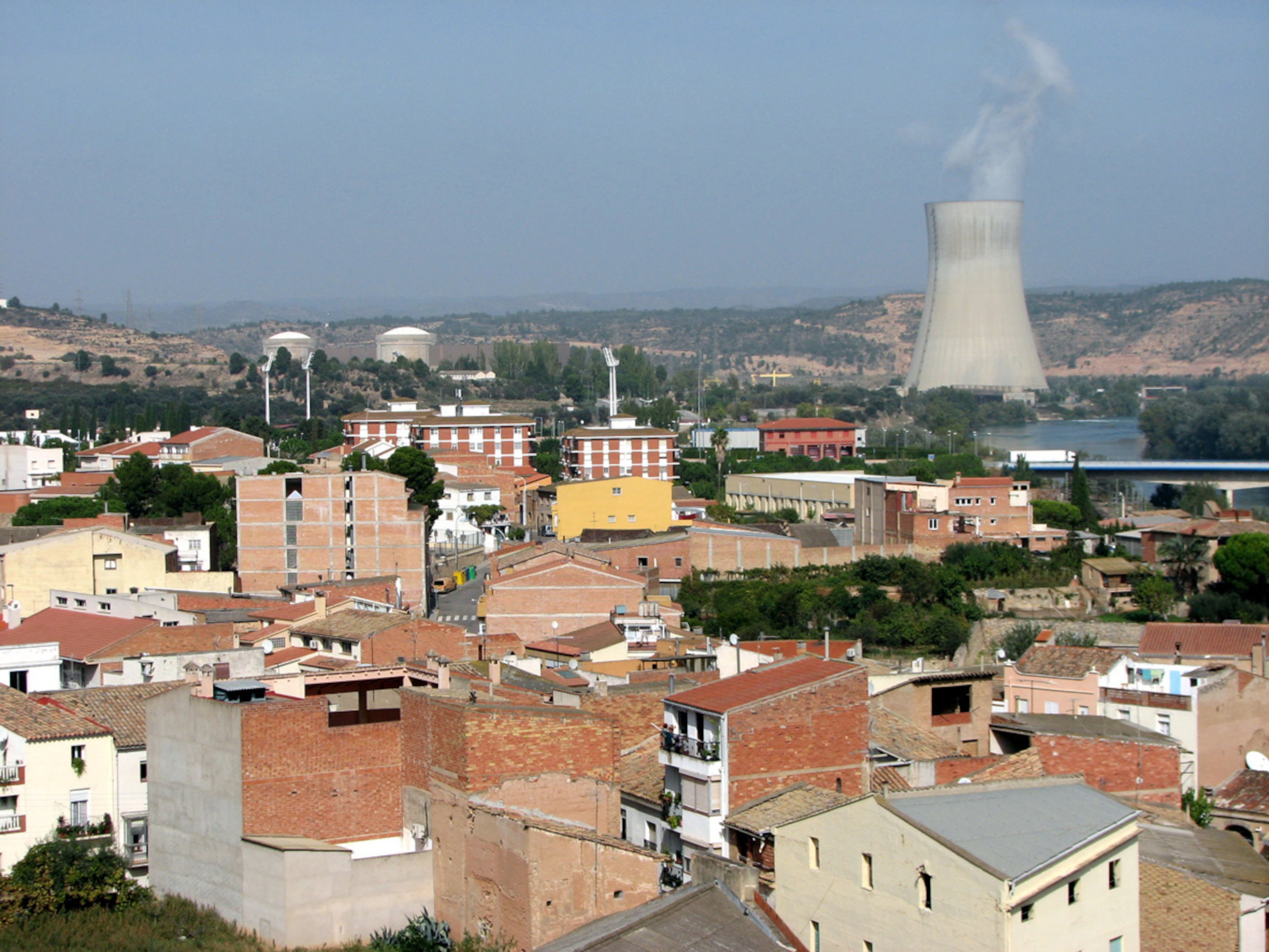 Municipi d&#039;Ascó amb la xemeneia de la central nuclear al fons